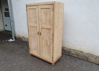 STAROŽITNÁ SKŘÍNKA PO CELKOVÉ RENOVACI - 2