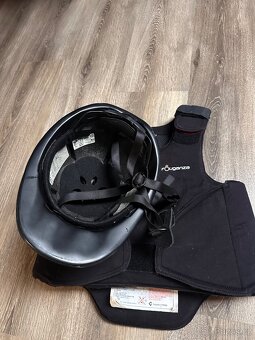 Jezdecká vesta Fouganza + helma TCM – dětský komplet (700 Kč - 2