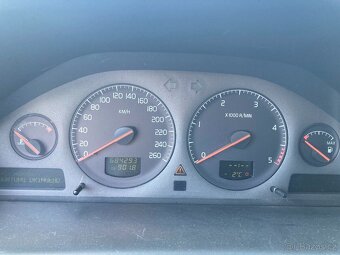 Volvo V70 D5 2.4 bez STK - 2