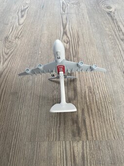 Emirates A380 – kovový model s podstavcem - 2