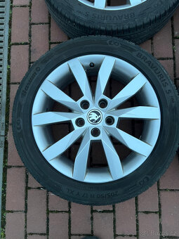 ALU Octavia III gumy Barum Bravuris 5HM 205/55/17 - 2