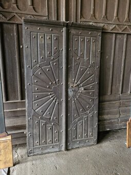 Historické staré dveře - 2
