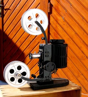 Promítačka na ruční pohon - 2