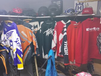 Inventura sklepa oblečení. - 2