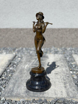 Bronzová socha kabaretní tanečnice elegantní burleskní figur - 2