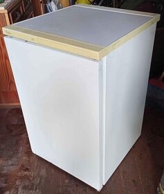 Prodám menší lednicí s mrazákem Whirlpool - 2