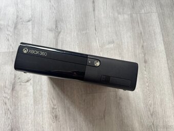 Flashnutý Xbox 360 slim + kinect + 2 ovladače - 2