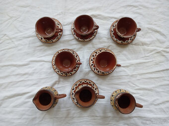 Hrnečky s podšálky hnědé. - 2