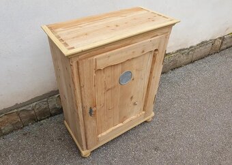 STAROŽITNÁ POTRAVINOVÁ SKŘÍNKA PO RENOVACI - 2