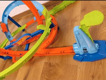 Hotwheels dráha extrémní hyper smyčka - 2