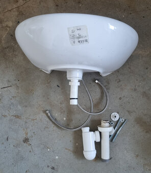 Umyvadlo s podstavcem a baterií - 2