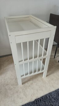 Přebalovací pult s příslušenstvím - 2