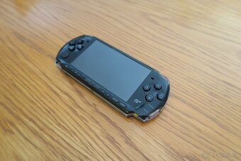 PSP 3000 s original pouzdrem a kabelem - 2