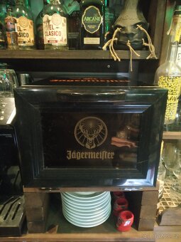 JAGERMEISTER CHLAĎÁK NA LAHVE I SKLENIČKY - 2