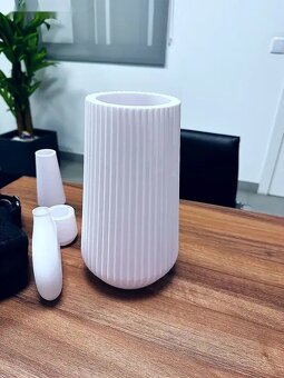 Minimalistická váza s jemným žebrováním - 2