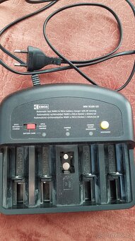 Elektrická nabíječka baterii na čtyři baterky. - 2