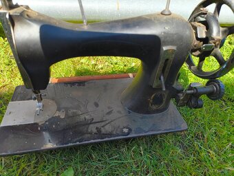 Starý šicí stroj - 2