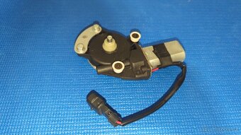 Elektromotor stahovacího mechanismu okna - 2