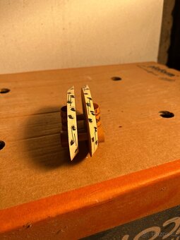 Dřevěný stojánek na ubrousky s retro dekorem - 2