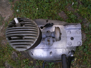Motor ČZ 125 - bez čísel, před sundáním chodil . - 2