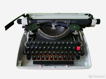 Psací stroj Consul model 2226 – Made in Czechoslovakia 1988 - 2