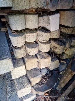 Betonové sloupky s vinohradu 50 Kč kus - 2