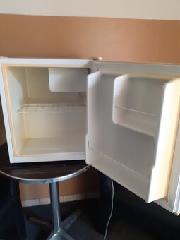 Mini lednička-Minibar HYUNDAI RSB050WW7. - 2