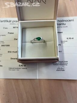 Zlatý prsten se smaragdem + 8 ks briliantů (APART) - 2