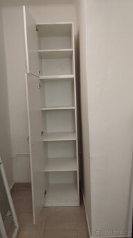Bílá úzká skříň - 2