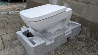 WC mísa se zadním vývodem, sedátko slow motion - 2