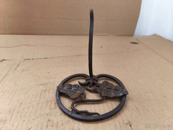 Prodám starožitný držák z tepaného železa - 2