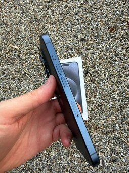 IPhone 15 pro - baterie 90% - 2