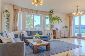 Prodej nadstandardního rodinného domu se zahradním domkem a - 2