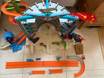 Hot Wheels Mega garáž se žralokem - 2