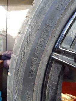 225/40R18 - 2