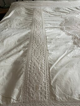 Starožitný ručně vyšívaný přehoz na postel - 2
