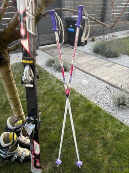 Lyže Fischer, lyžáky Salomon, hůlky, helma a brýle - 2