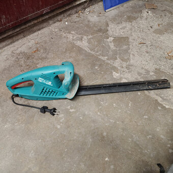 ELEKTRICKÝ ZASTŘIHÁVAČ ZIVÉHO PLOTU - 2