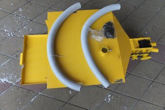 Na sazeč brambor rozmetadlo hnojivá. - 2