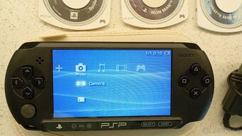 PSP + 3 hry + příslušenství - 2