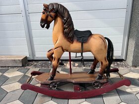 Veliký dřevěný houpací kůň na kolečkách malovaný - 2