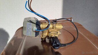 PRODÁM TŘÍCESTNÝ VENTIL S POHONEM HONEYWEL PRO KOTEL DAKON - 2