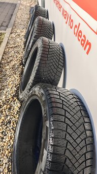 Pirelli 245/45/18 zimni pneu - 2