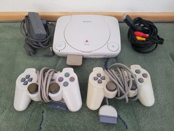 Playstation 1 Slim + 2 ovladače, paměťová karta 1MB, hry - 2