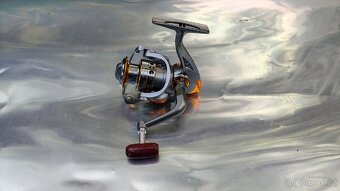 Rybářský naviják 3000 – stříbrno-zlatý s dřevěnou rukojetí - 2