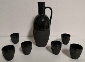 Čierny krčah s poharikmi na pitie súprava ľudová keramika - 2