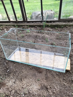Prodám terárium, dvě akvária. - 2