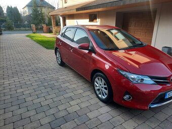 Toyota auris 1,6i 96kw r.v 2014 naj 70t automat - 2