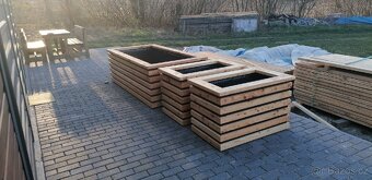 Vyvýšené záhony z modřínu a obložené rhombusem. - 2