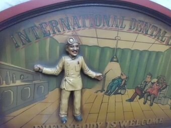 JIŘÍ DRDA Malovaná Dřevěná Plastická REKLAMNÍ CEDULE IDC USA - 2
